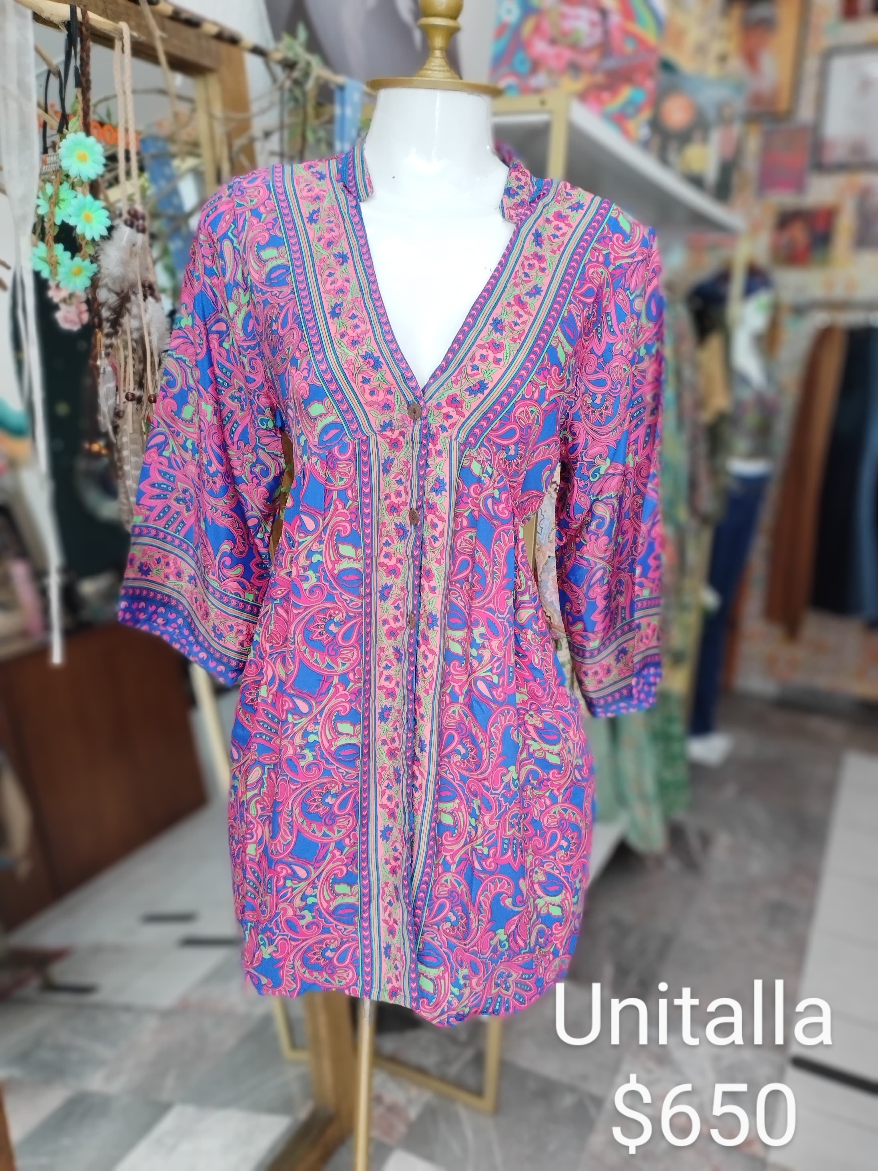 Blusón boho psicodélico en tonos fucsia y azul
