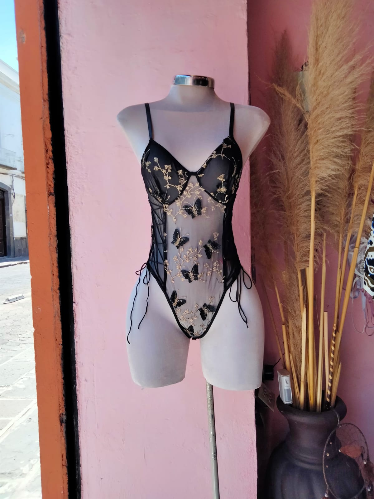 Body negro con transparencias y bordado de mariposas doradas