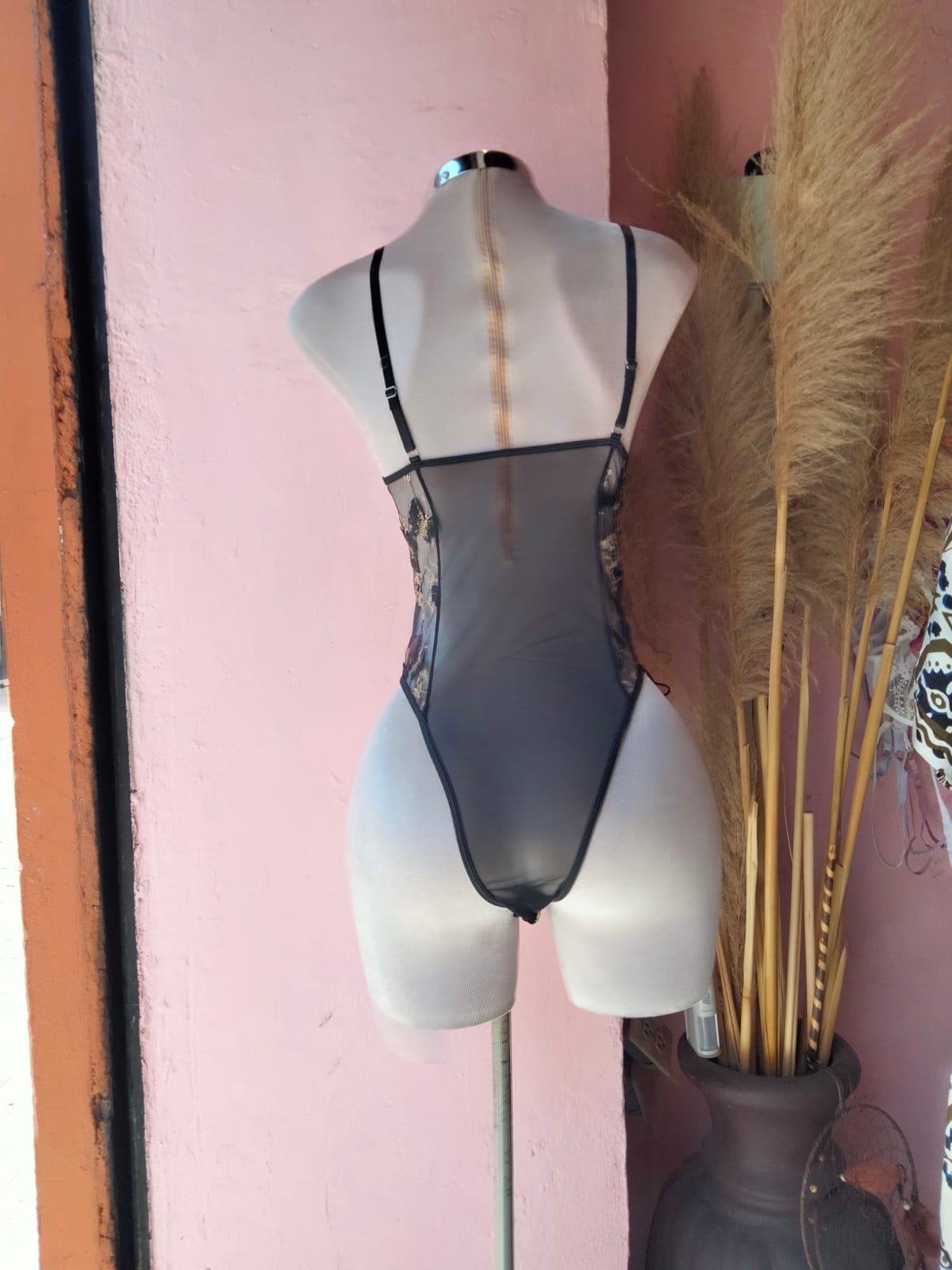 Body negro con transparencias y bordado de mariposas doradas