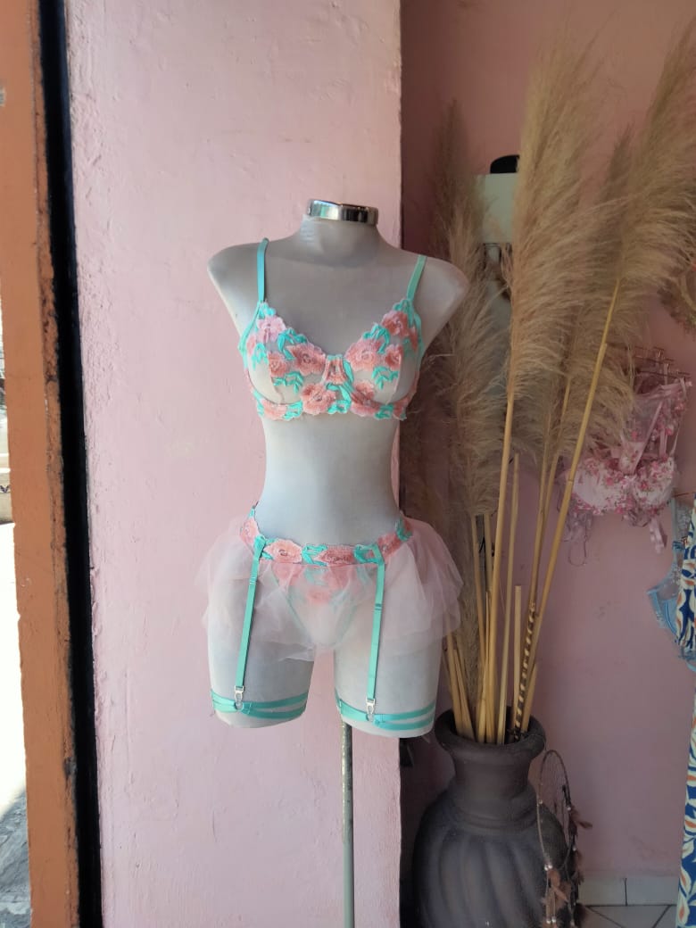 Conjunto rosa floral con liguero y faldita de tul
