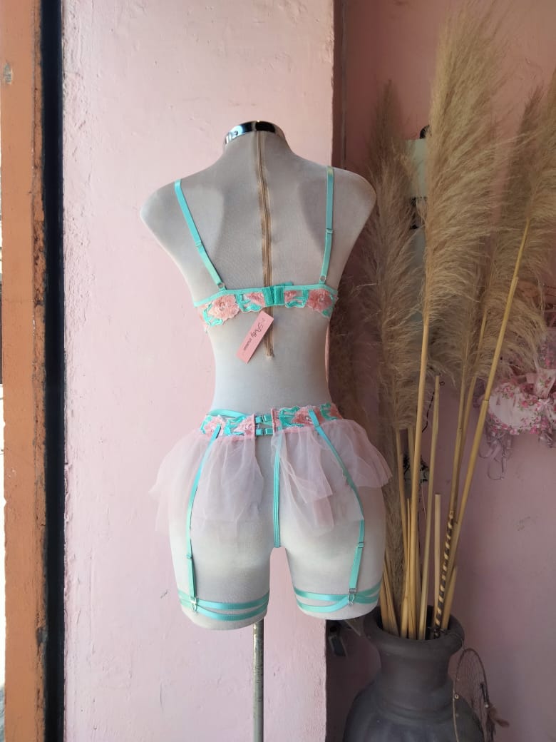 Conjunto rosa floral con liguero y faldita de tul