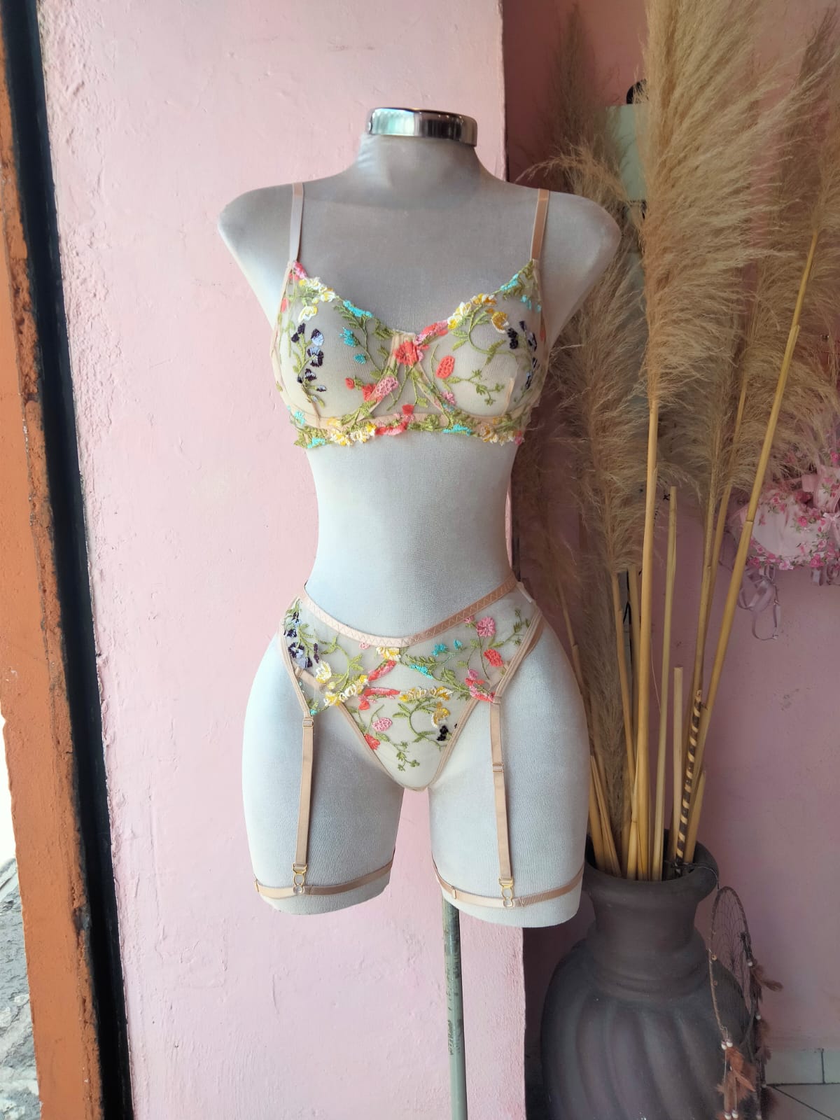 Conjunto nude con bordado floral multicolor y ligueros