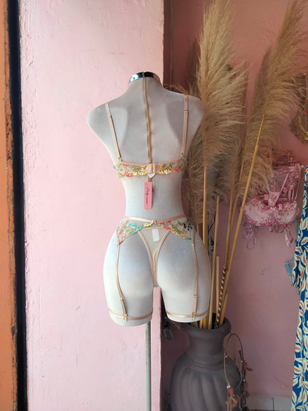 Conjunto nude con bordado floral multicolor y ligueros