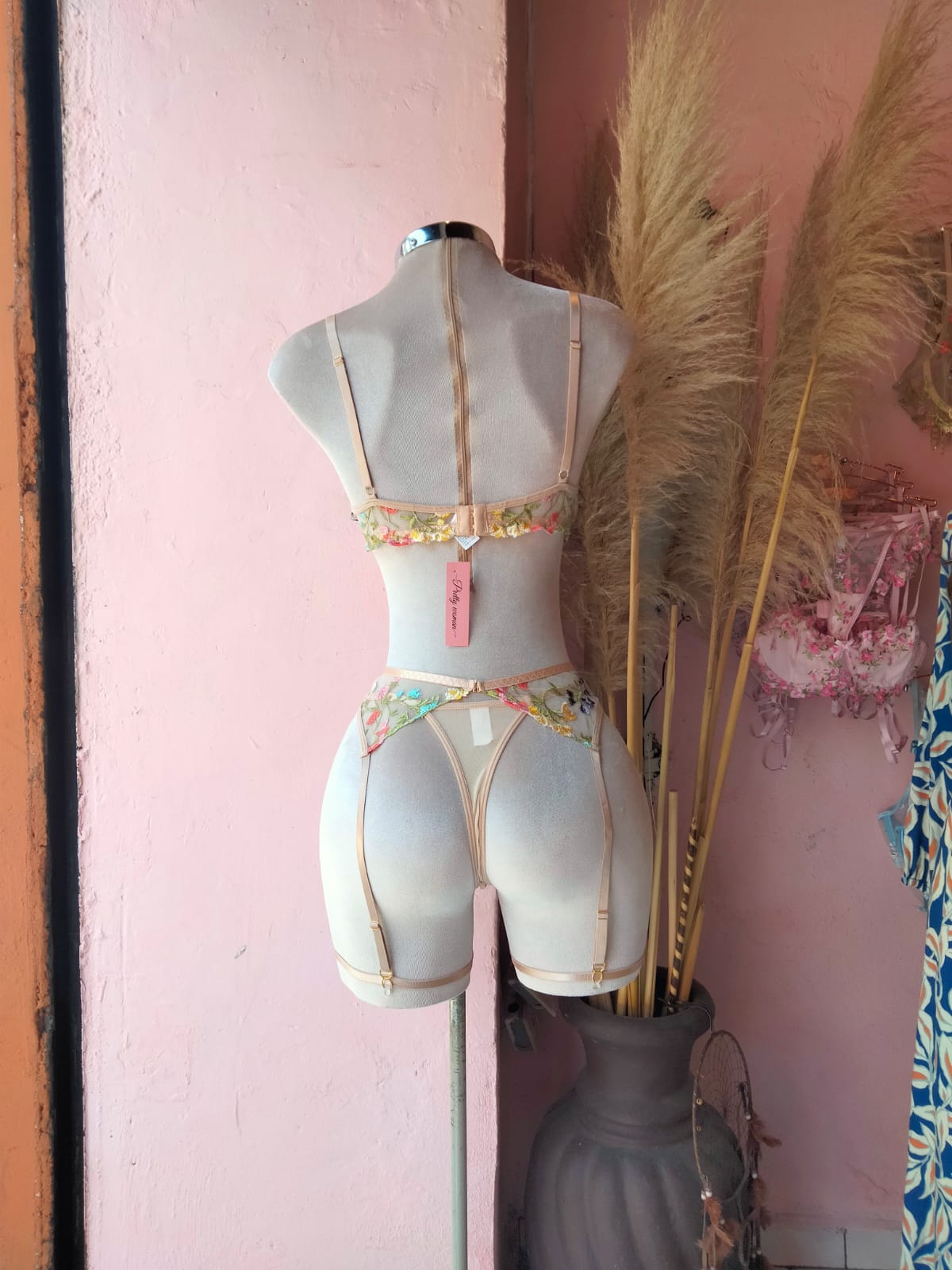 Conjunto nude con bordado floral multicolor y ligueros