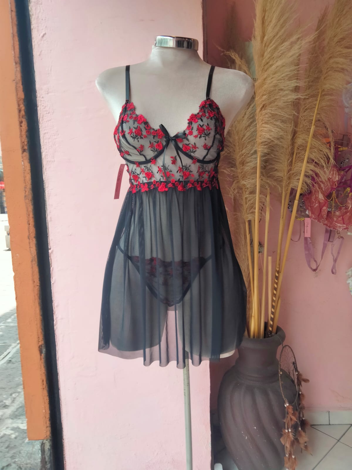 Babydoll negro transparente con bordado de rosas rojas