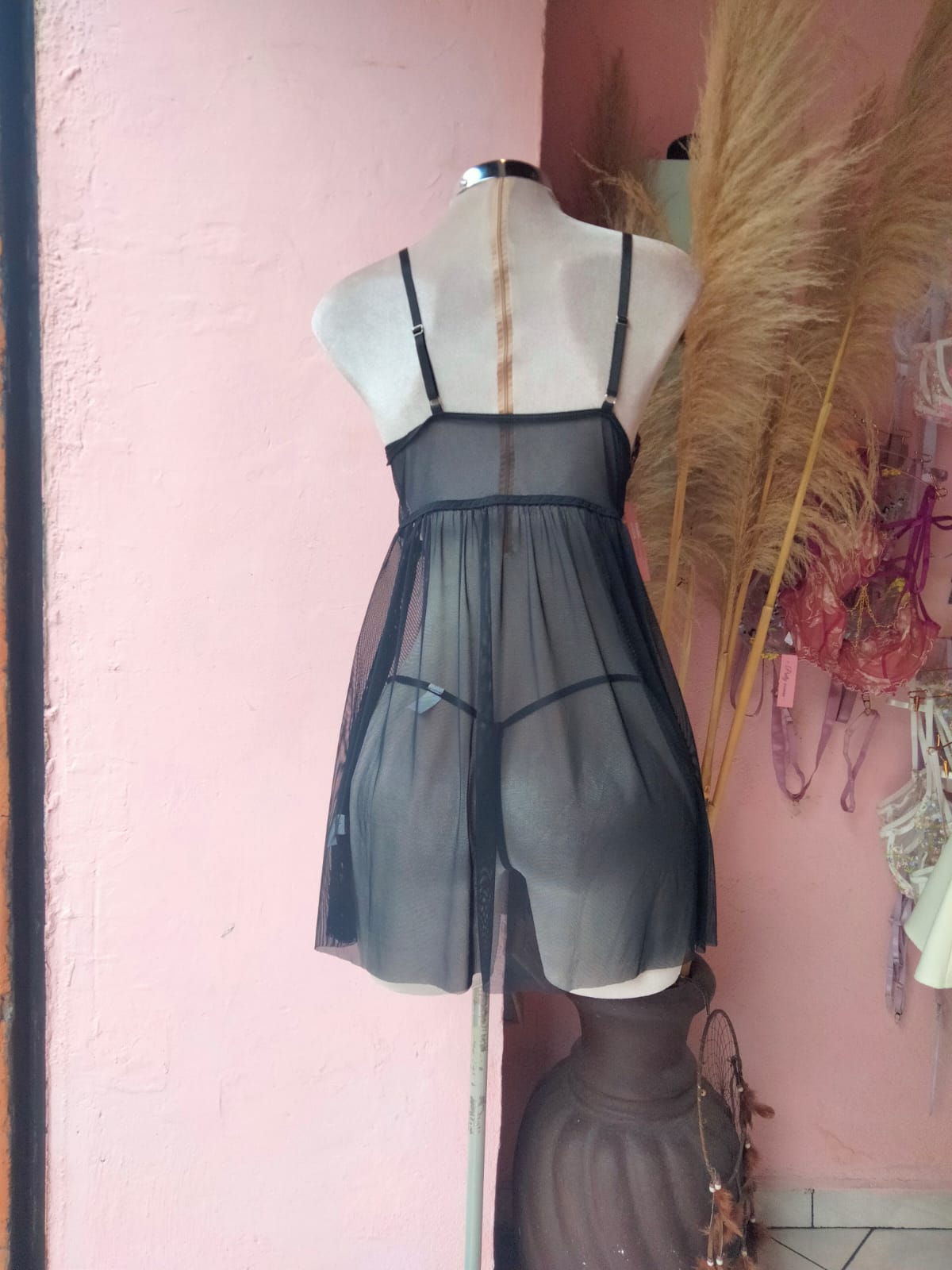 Babydoll negro transparente con bordado de rosas rojas