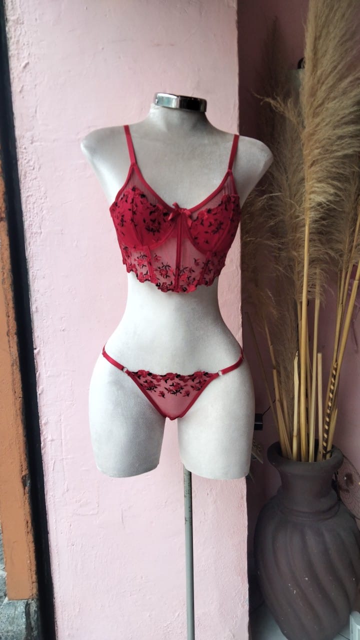 Conjunto rojo con transparencias y bordado floral negro