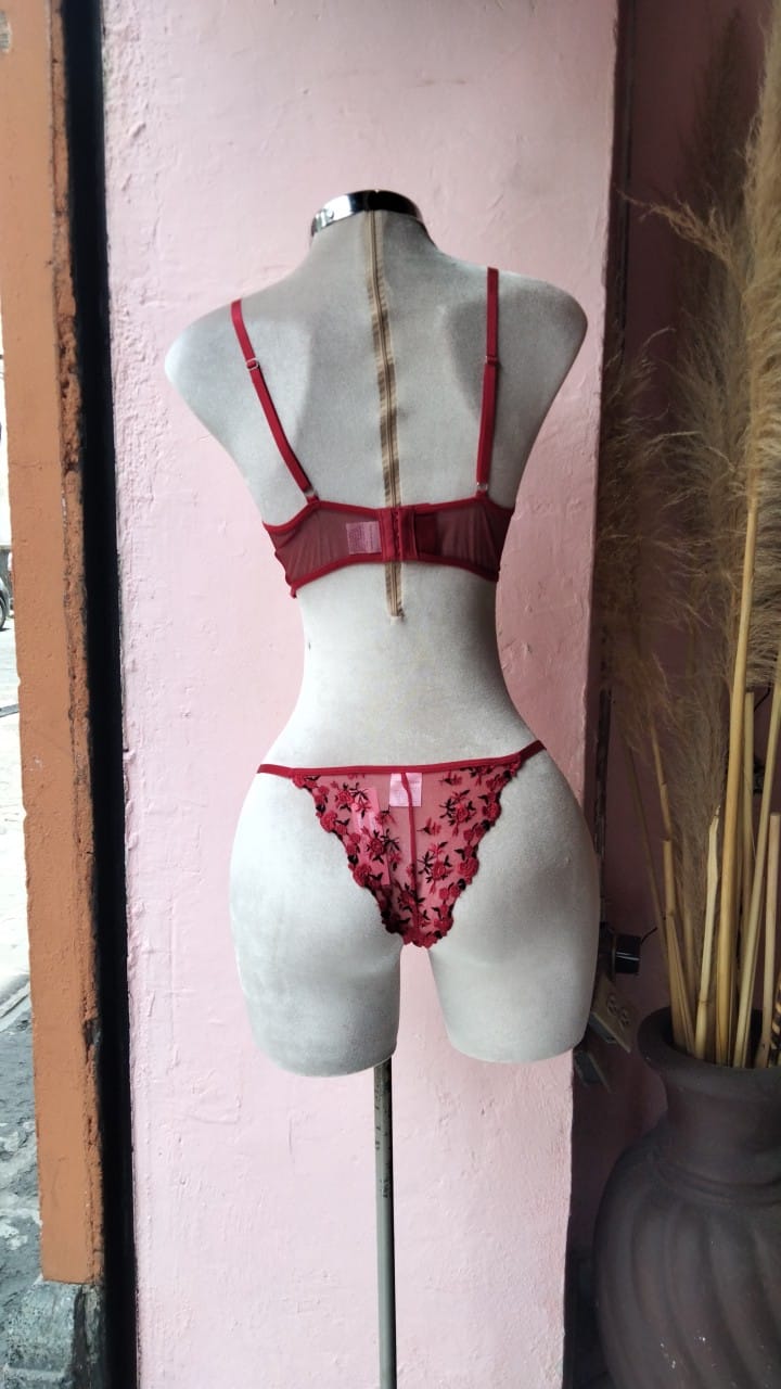 Conjunto rojo con transparencias y bordado floral negro