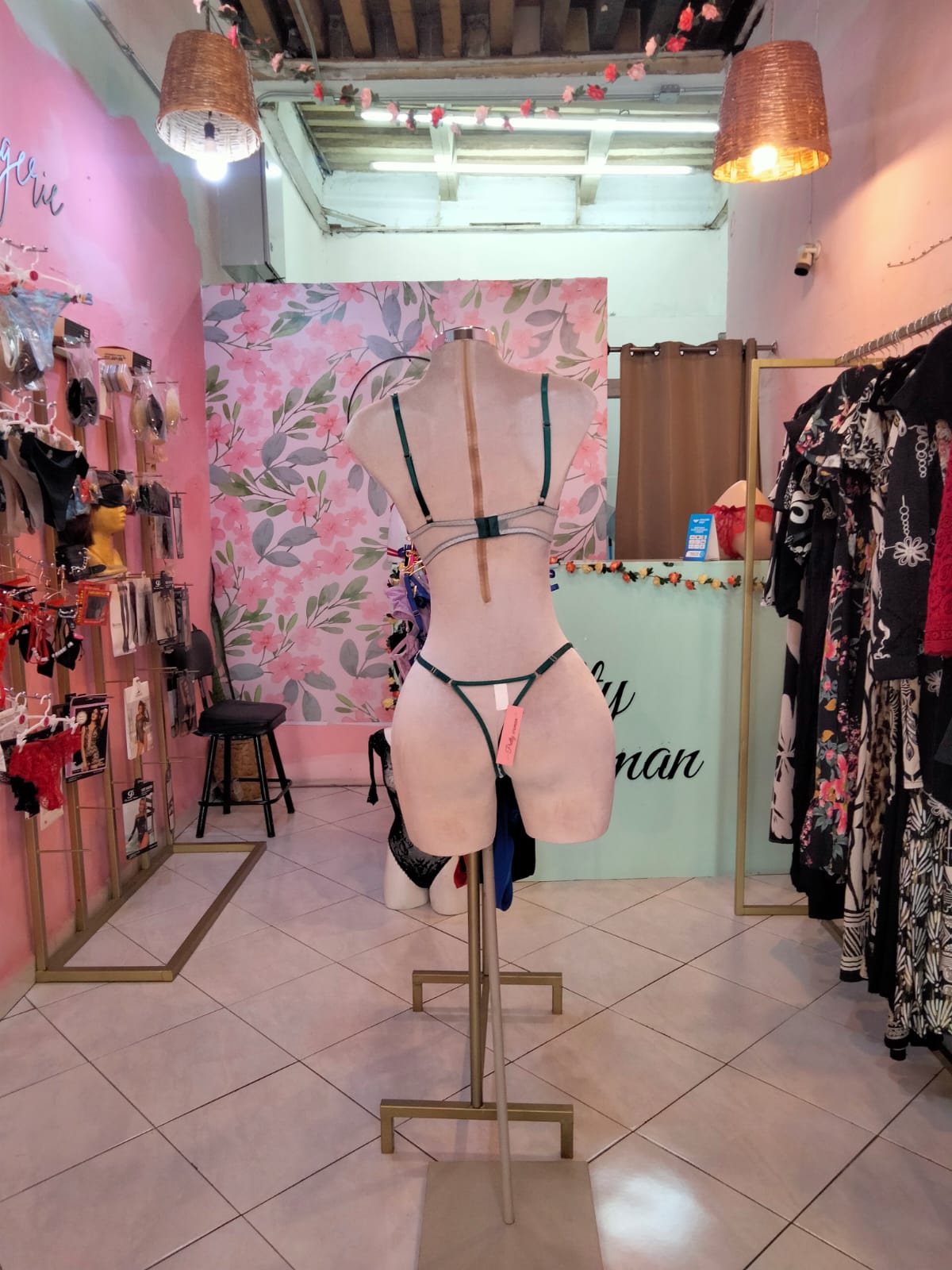 Conjunto de lencería bordado en tul transparente con flores negras